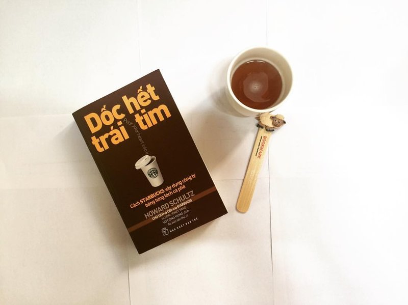 howard-schultz-va-starbucks-hanh-trinh-tu-quan-ca-phe-nho-den-de-che-toan-cau-review-sach-doc-het-trai-tim-scantruyen-com-45-1